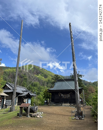 初夏、新緑と四つの御柱に囲まれた神社 142242774