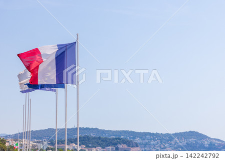 真夏の南フランスのニースの空とフランス国旗 真夏の南フランスのニースの空とフランス国旗 142242792