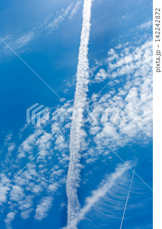 梅雨の時期の飛行機雲 青空と雲 梅雨の時期の飛行機雲 青空と雲 142242872