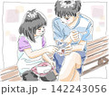 仲良くカキ氷を分け合う兄妹　色付き 142243056