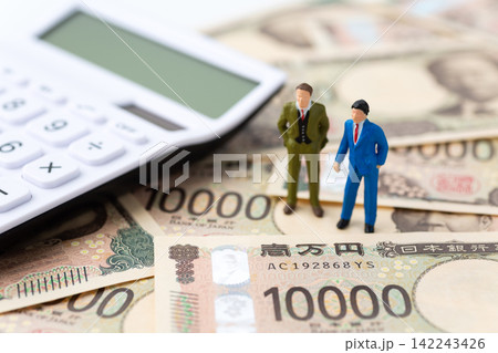 ビジネスマンとお金 142243426