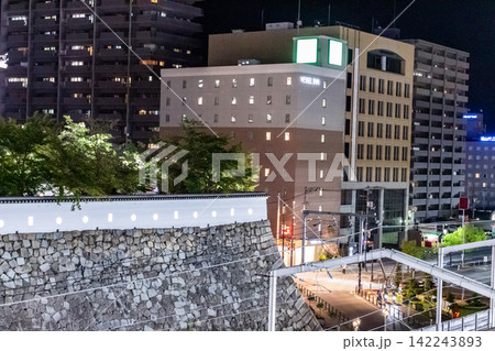 日本の地方都市の夜景：歴史ある城の石垣と近代的なビル群のコントラス 142243893