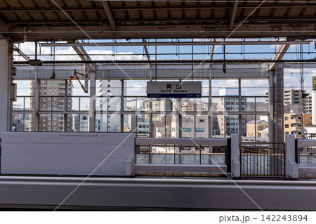 新幹線のホームから望む岡山の街並み・駅名標とプラットホーム 新幹線のホームから望む岡山の街並み・駅名標とプラットホーム 142243894