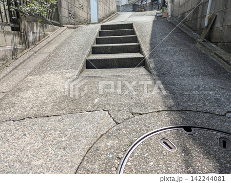 急な坂道の中央に設けられた階段 住宅街の傾斜路 急な坂道の中央に設けられた階段 住宅街の傾斜路 142244081