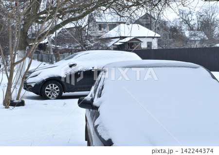 Cars in the snow. 142244374