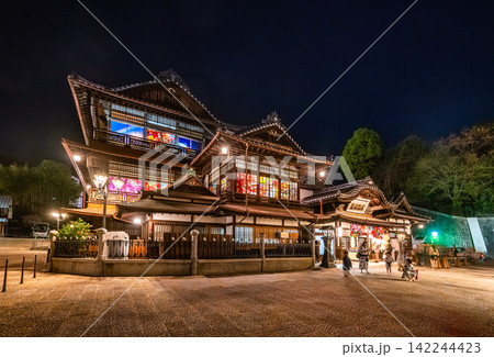 夜の道後温泉本館と色鮮やかなライトアップ風景 夜の道後温泉本館と色鮮やかなライトアップ風景 142244423