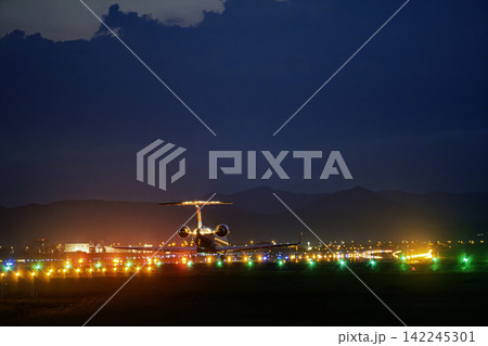 夕暮れの仙台空港 離陸中の飛行機 27から 夏 宮城県名取市 夕暮れの仙台空港 離陸中の飛行機 27から 夏 宮城県名取市 142245301