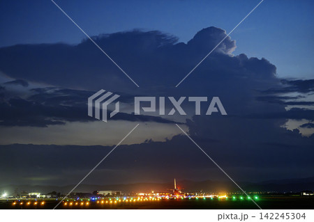 夕暮れの仙台空港 離陸中の飛行機 27から 夏 宮城県名取市 夕暮れの仙台空港 離陸中の飛行機 27から 夏 宮城県名取市 142245304