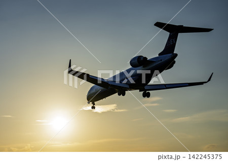 夕暮れの仙台空港 着陸中の飛行機 27から 夏 宮城県名取市 夕暮れの仙台空港 着陸中の飛行機 27から 夏 宮城県名取市 142245375