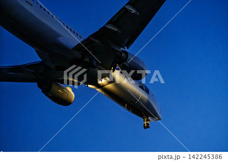 夕暮れの仙台空港　着陸中の飛行機　27から　夏　宮城県名取市 142245386