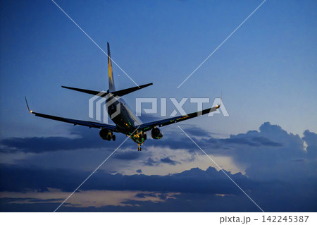 夕暮れの仙台空港　着陸中の飛行機　27から　夏　宮城県名取市 142245387