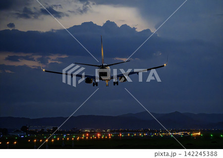 夕暮れの仙台空港 着陸中の飛行機 27から 夏 宮城県名取市 夕暮れの仙台空港 着陸中の飛行機 27から 夏 宮城県名取市 142245388