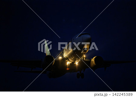 夕暮れの仙台空港　着陸中の飛行機　27から　夏　宮城県名取市 142245389