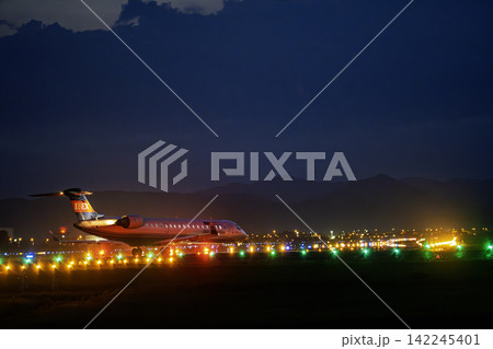夕暮れの仙台空港 タキシング中の飛行機 27から 夏 宮城県名取市 夕暮れの仙台空港 タキシング中の飛行機 27から 夏 宮城県名取市 142245401