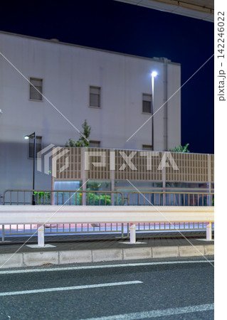 夜の高架構造物と道路脇のガードレール 夜の高架構造物と道路脇のガードレール 142246022