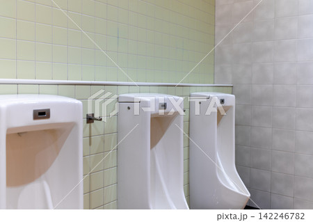 清潔感のある公共男性用トイレの小便器 清潔感のある公共男性用トイレの小便器 142246782