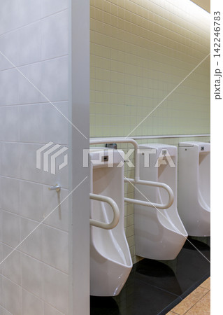 清潔感のある公共男性用トイレの小便器 清潔感のある公共男性用トイレの小便器 142246783