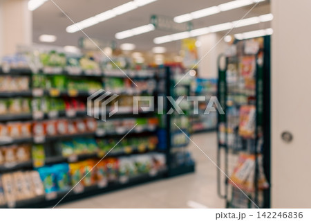 商品陳列が続くスーパーマーケット店内のアウトフォーカス 商品陳列が続くスーパーマーケット店内のアウトフォーカス 142246836