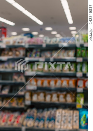 商品陳列が続くスーパーマーケット店内のアウトフォーカス 商品陳列が続くスーパーマーケット店内のアウトフォーカス 142246837
