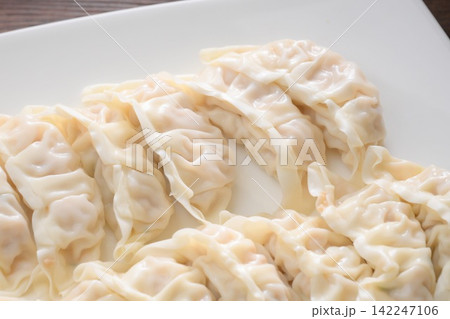 注意 )未調理・未加熱の生餃子です。生ギョウザ、中華食材。焼いていない餃子を並べました。 注意 )未調理・未加熱の生餃子です。生ギョウザ、中華食材。焼いていない餃子を並べました。 142247106
