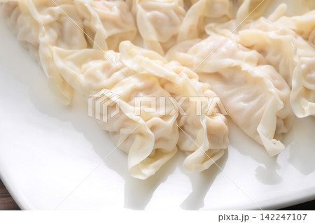注意 )未調理・未加熱の生餃子です。生ギョウザ、中華食材。焼いていない餃子を並べました。 注意 )未調理・未加熱の生餃子です。生ギョウザ、中華食材。焼いていない餃子を並べました。 142247107