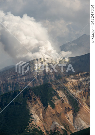 山へ続く道 山へ続く道 142247314