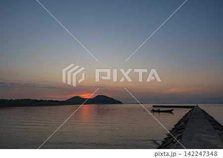 日本の岡山県浅口市寄島町のとても美しい夜明けの空と海 142247348