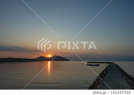 日本の岡山県浅口市寄島町のとても美しい夜明けの空と海 日本の岡山県浅口市寄島町のとても美しい夜明けの空と海 142247350