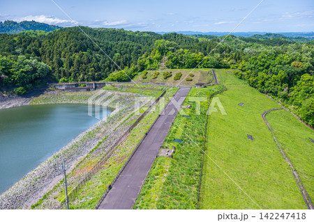 本沢ダムのえん堤と城山湖を望む新緑の景色 本沢ダムのえん堤と城山湖を望む新緑の景色 142247418