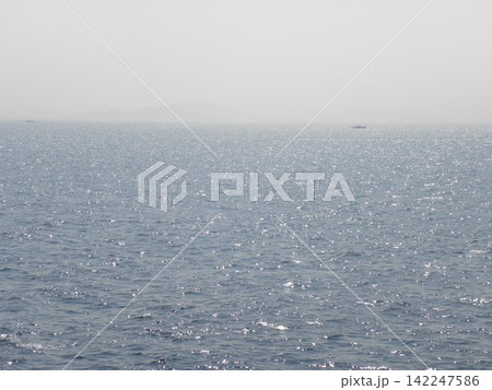 輝く海を渡る船/穏やかな海 輝く海を渡る船/穏やかな海 142247586