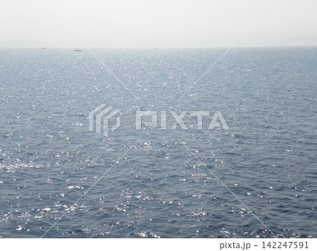 輝く海面と船 142247591