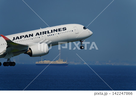 快晴の夏空へテイクオフする旅客機 快晴の夏空へテイクオフする旅客機 142247866