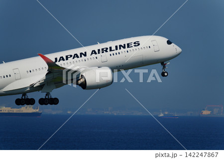 快晴の夏空へテイクオフする旅客機 142247867