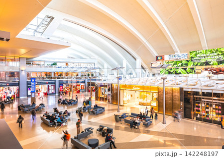 ロサンゼルス国際空港 出発ロビー ※一部ソフトフォーカス ロサンゼルス国際空港 出発ロビー ※一部ソフトフォーカス 142248197