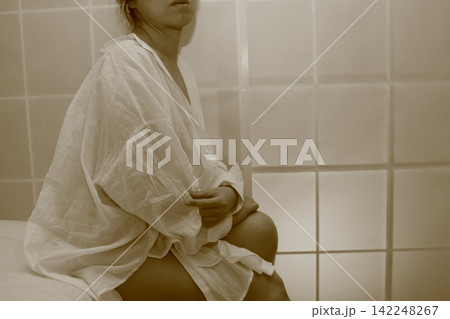 白いシャツを着て椅子に座る女性 白いシャツを着て椅子に座る女性 142248267