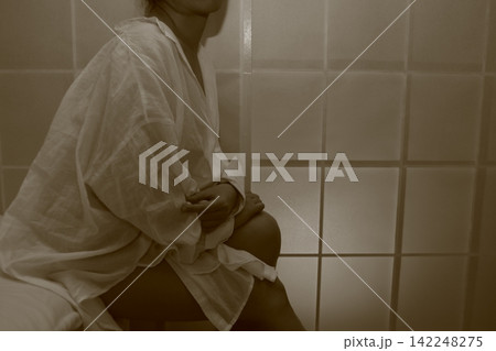 障子の前に座る白いシャツ姿の女性のシルエット 障子の前に座る白いシャツ姿の女性のシルエット 142248275