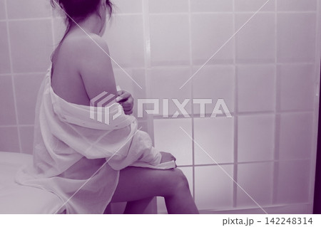 白いシャツを着て椅子に座る女性 142248314