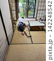 夏に寝転がっている高齢者 142248542