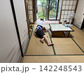 夏に寝転がっている高齢者 142248543