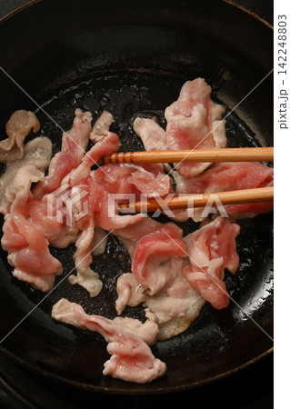 豚肉を炒めている様子 豚肉を炒めている様子 142248803