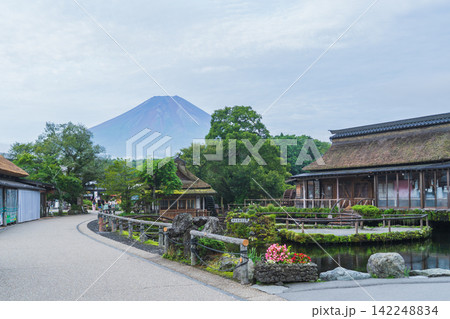 【山梨県】夏の富士山と忍野八海 【山梨県】夏の富士山と忍野八海 142248834