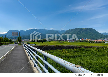 玖珠盆地のメルヘン大橋と伐株山と町並み 玖珠盆地のメルヘン大橋と伐株山と町並み 142248918