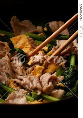 調理中の豚肉と小松菜の中華風卵炒め 調理中の豚肉と小松菜の中華風卵炒め 142248953
