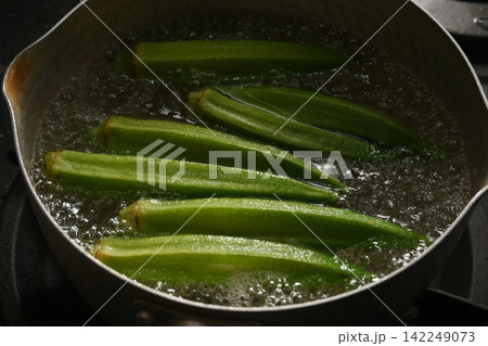 オクラを茹でている様子 オクラを茹でている様子 142249073