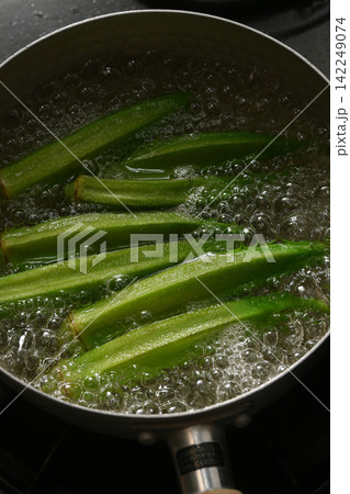 オクラを茹でている様子 オクラを茹でている様子 142249074