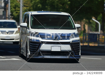 走行中の白い高級ミニバン 走行中の白い高級ミニバン 142249099