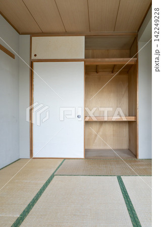 古い和室の部屋 畳と押し入れ 昭和のマンション室内 リフォーム前 古い和室の部屋 畳と押し入れ 昭和のマンション室内 リフォーム前 142249228