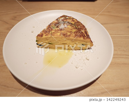 ふっくら焼き上げられた野菜入りフリッタータ ふっくら焼き上げられた野菜入りフリッタータ 142249243