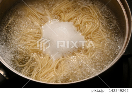 ラーメンを茹でている様子	 142249265