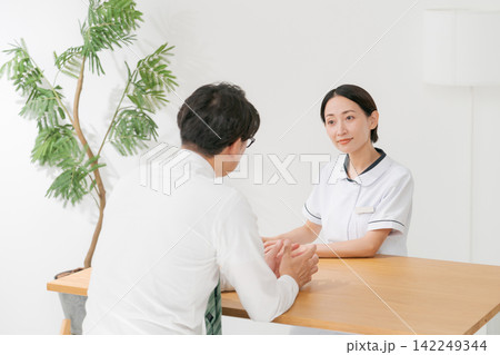 美容クリニックの女性と男性客 美容クリニックの女性と男性客 142249344